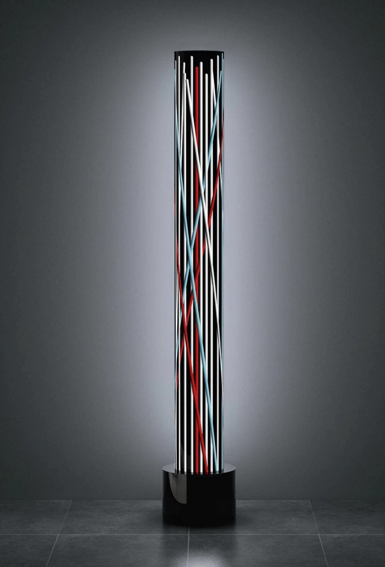Lampada da terra totem in plexiglass blu, nero, bianco e rosso, 2000 1111810