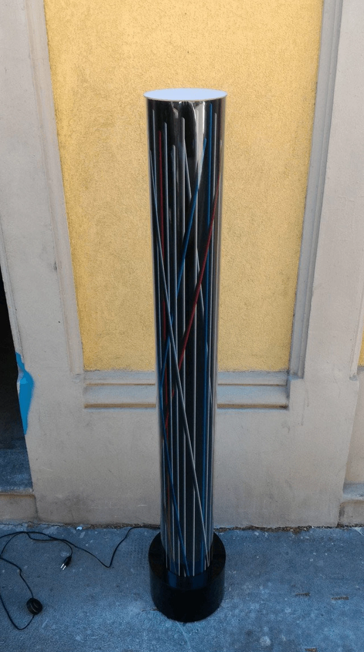 Lampada da terra totem in plexiglass blu, nero, bianco e rosso, 2000 1111812