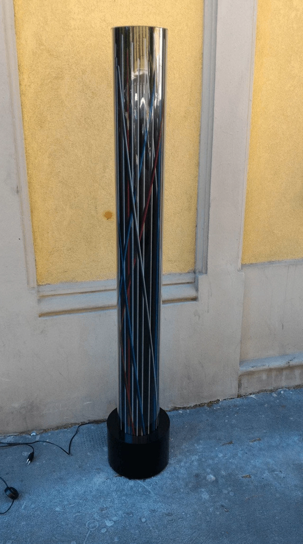 Lampada da terra totem in plexiglass blu, nero, bianco e rosso, 2000 1111813