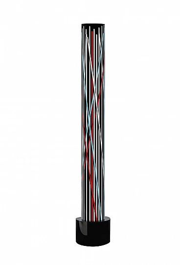 Lampada da terra totem in plexiglass blu, nero, bianco e rosso, 2000