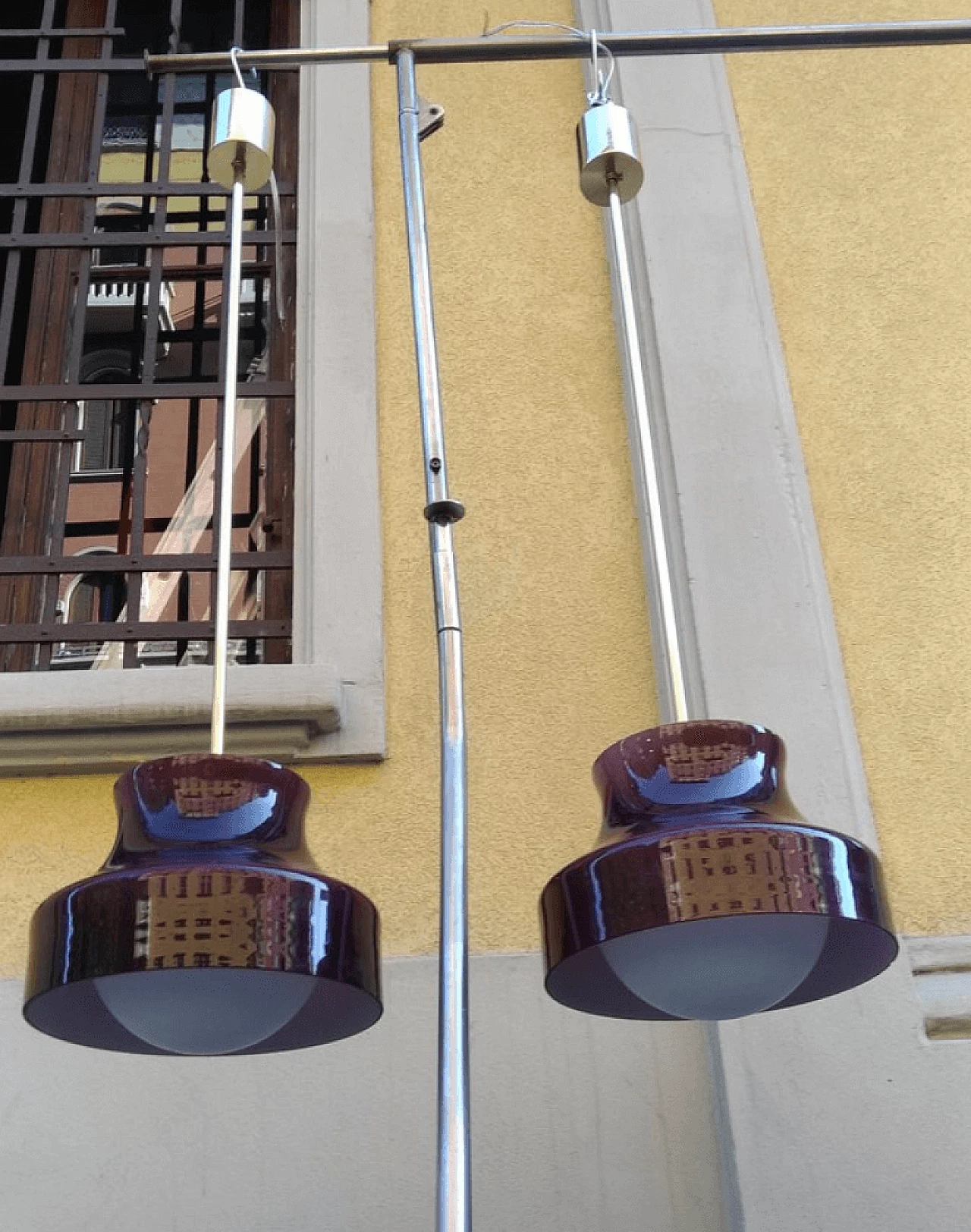Coppia di lampadari in ottone e vetro opale, anni '50 1112202