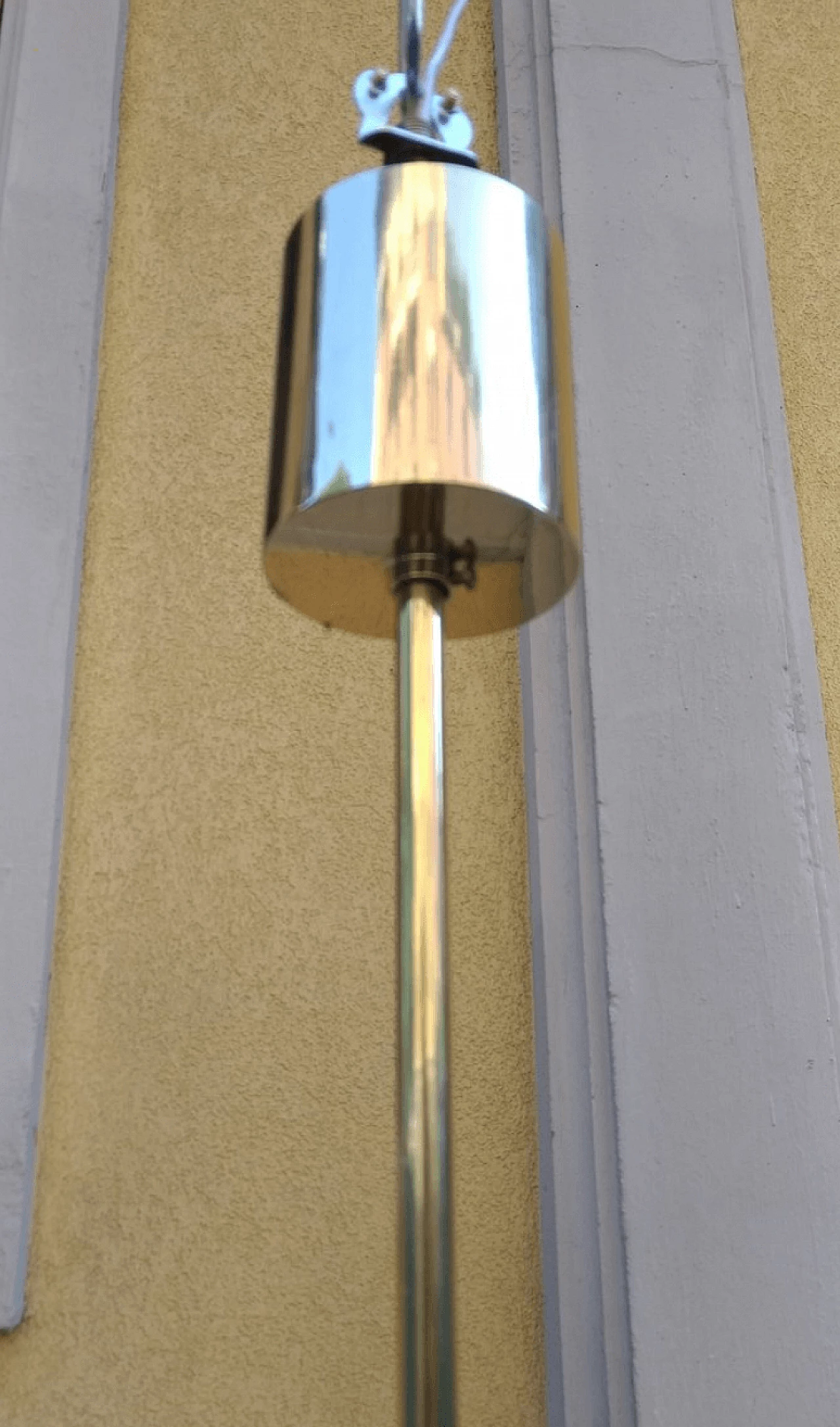 Coppia di lampadari in ottone e vetro opale, anni '50 1112206