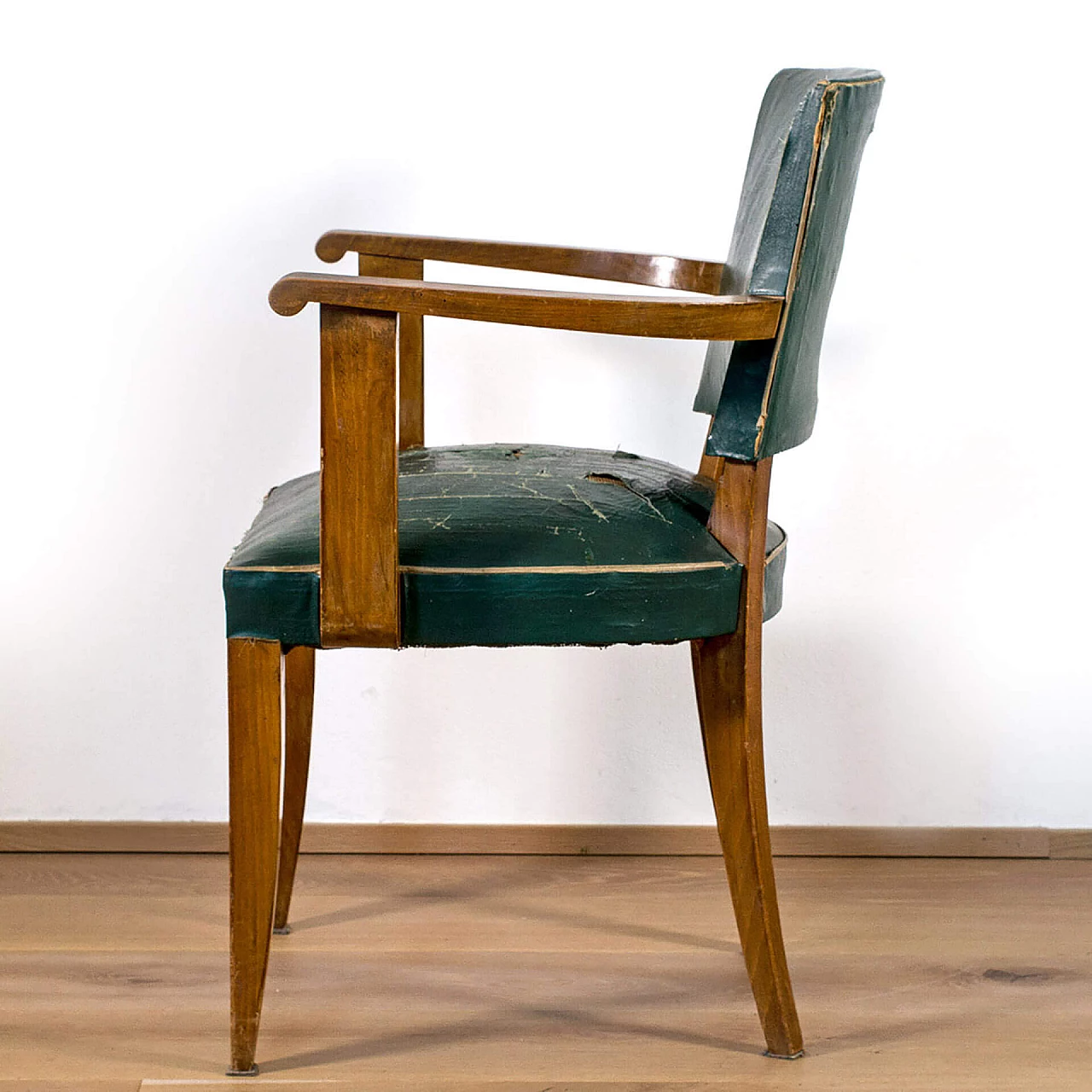 Poltroncina francese in legno e pelle verde, anni '40 1113153