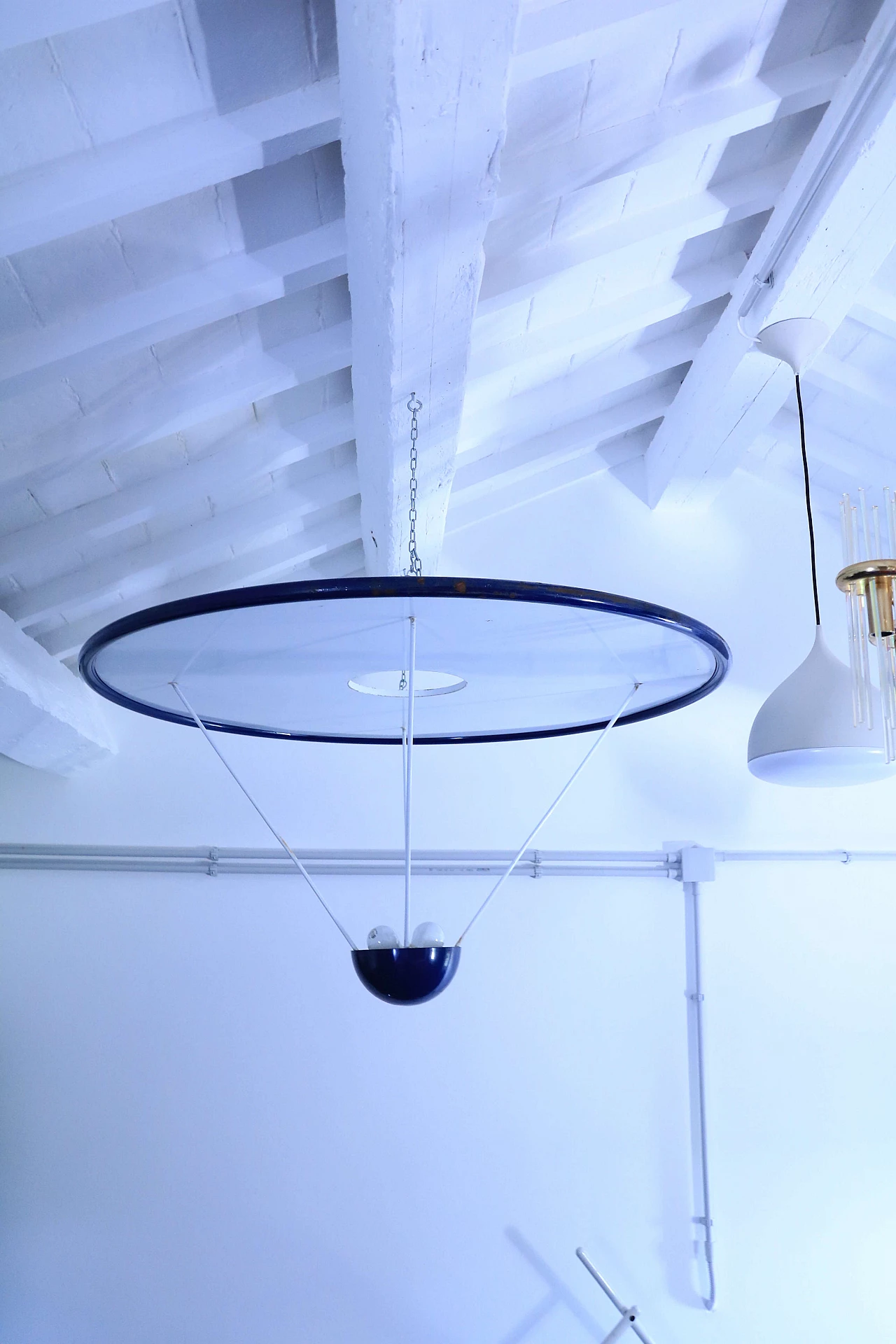 Coppia di grandi lampadari in metallo 1115835