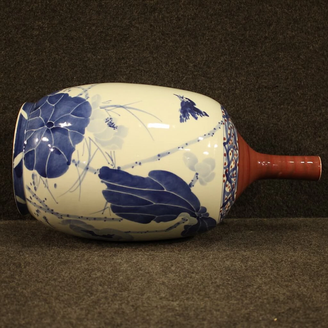 Chinese painted ceramic vase 1116446