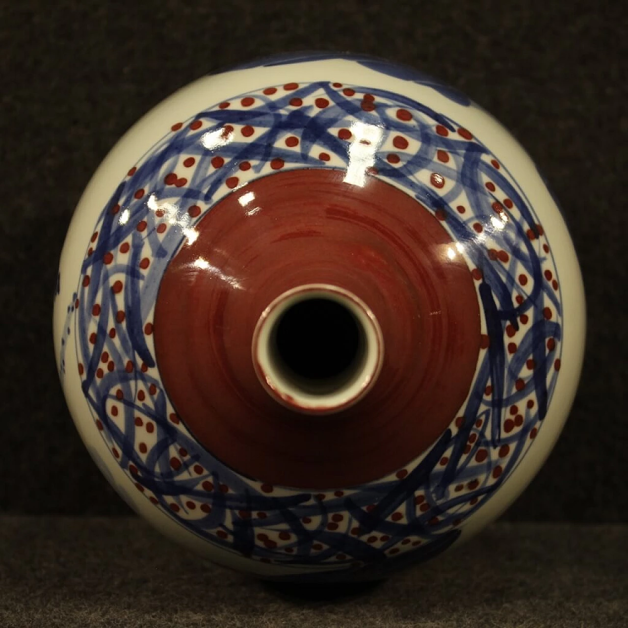Chinese painted ceramic vase 1116447