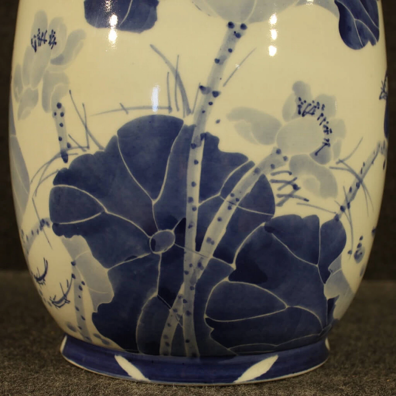 Chinese painted ceramic vase 1116450