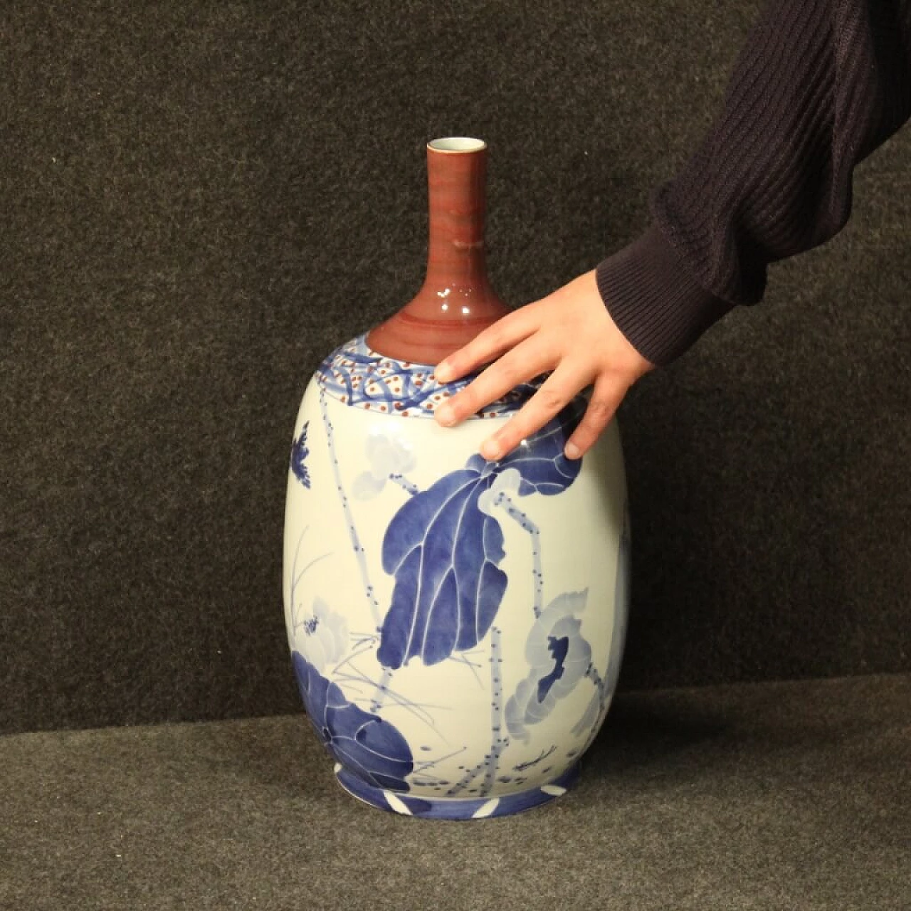 Chinese painted ceramic vase 1116451