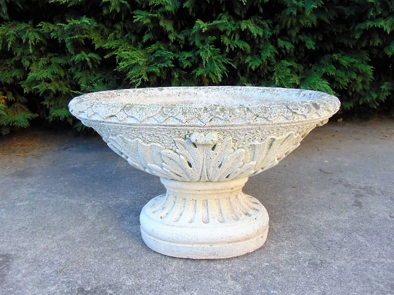 Oval-shaped concrete flower vase 1116703