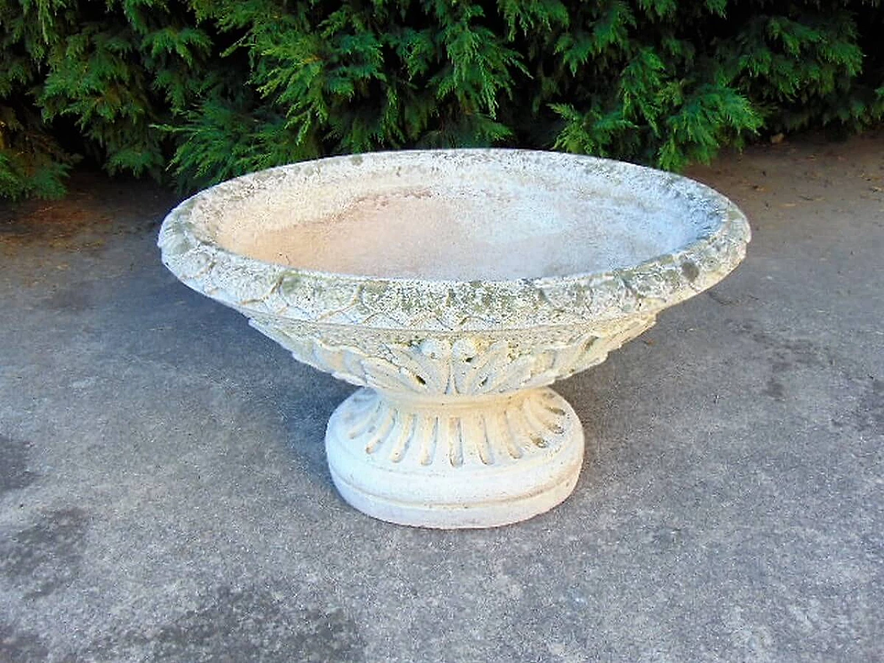 Oval-shaped concrete flower vase 1116704