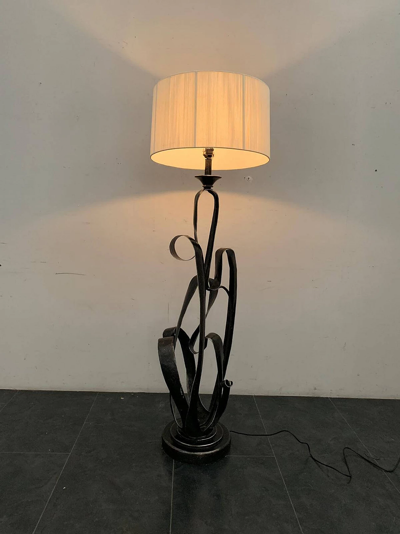 Wrought iron floor lamp, 80's 1117963