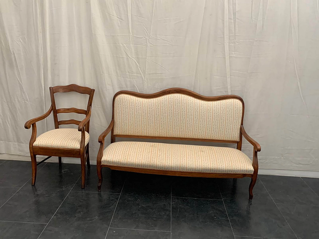 Antica poltroncina in noce 1122966