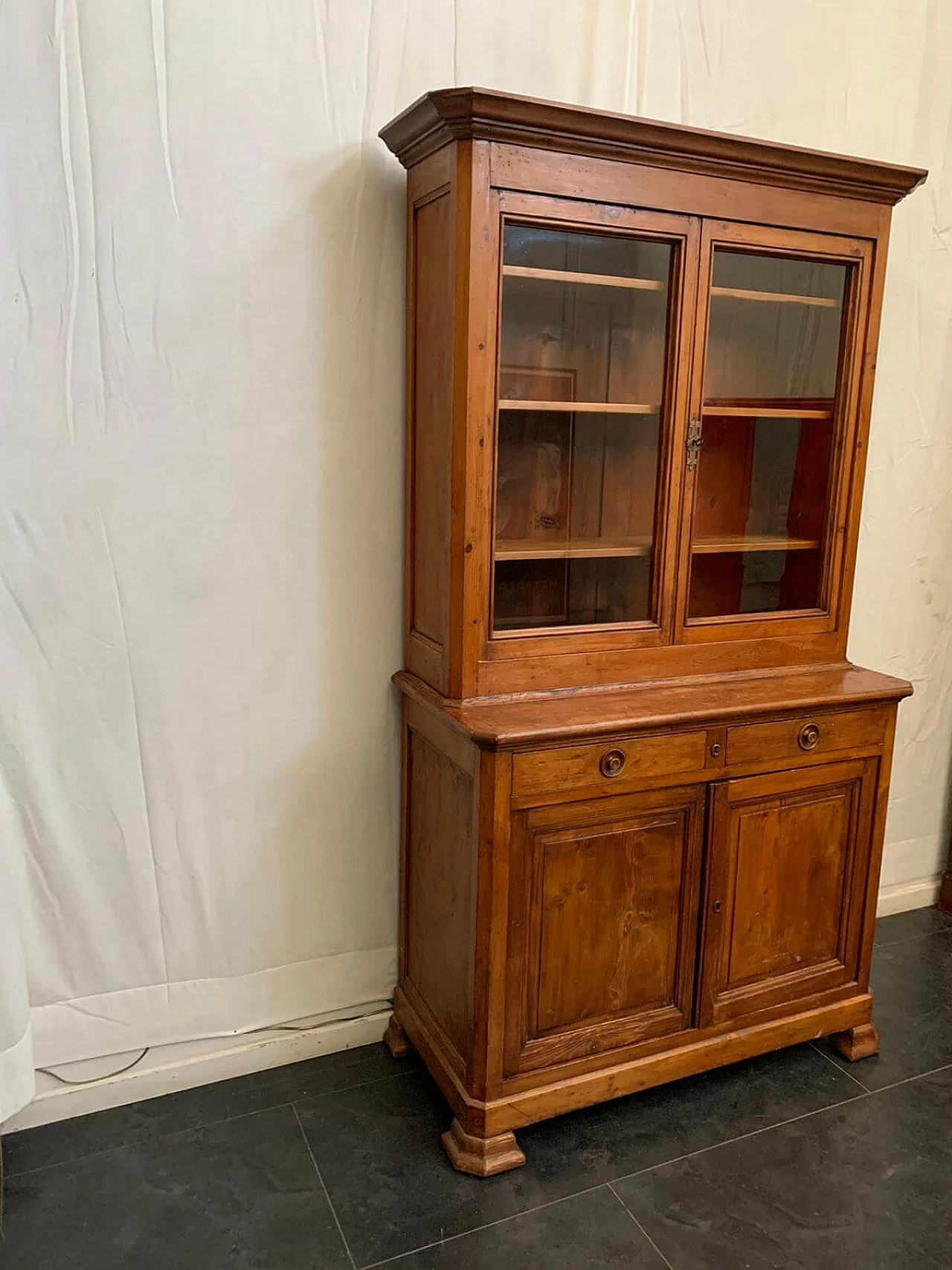 Sideboard with showcase in fir 1123444