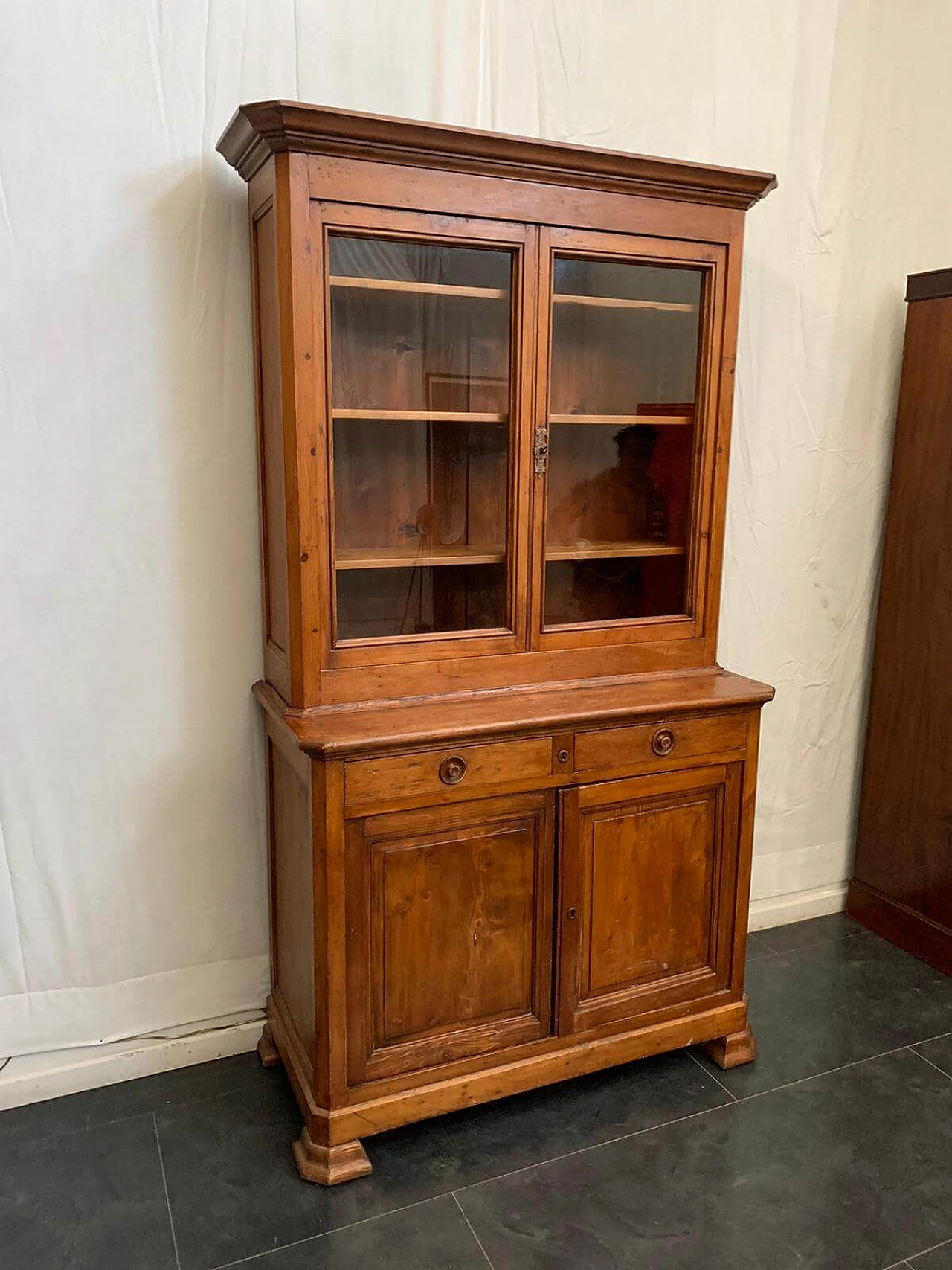 Sideboard with showcase in fir 1123445