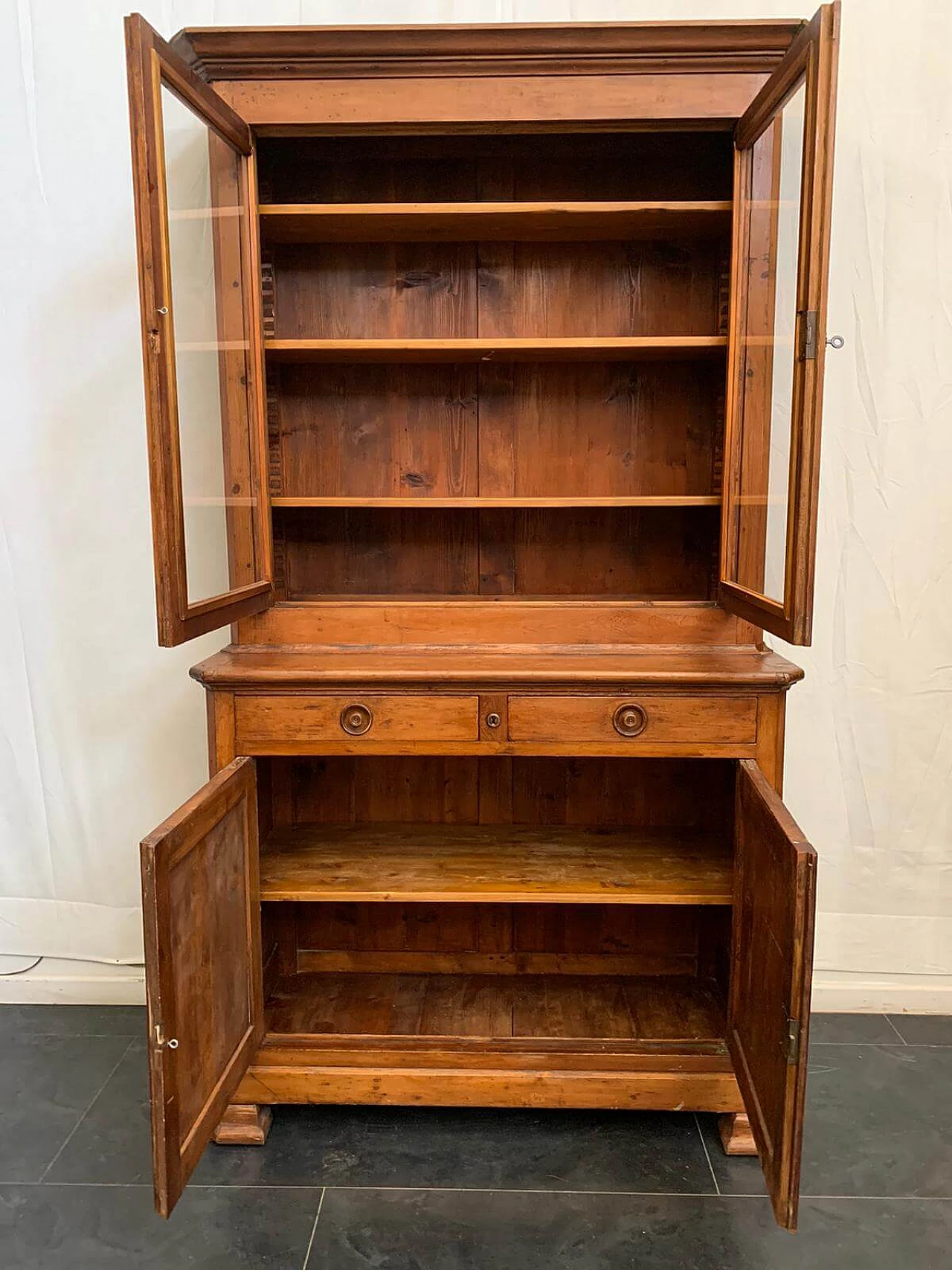 Sideboard with showcase in fir 1123446