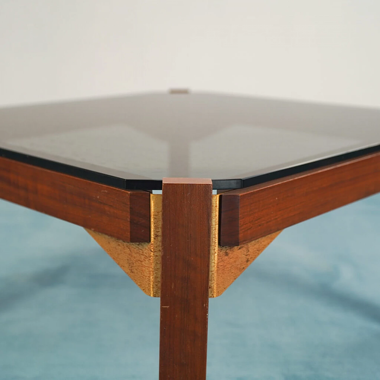 Tavolino vintage in legno con piano in vetro fumè, anni '70 1124705