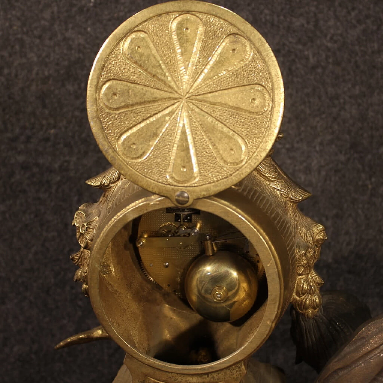 Orologio francese in bronzo e antimonio dorato 1127552