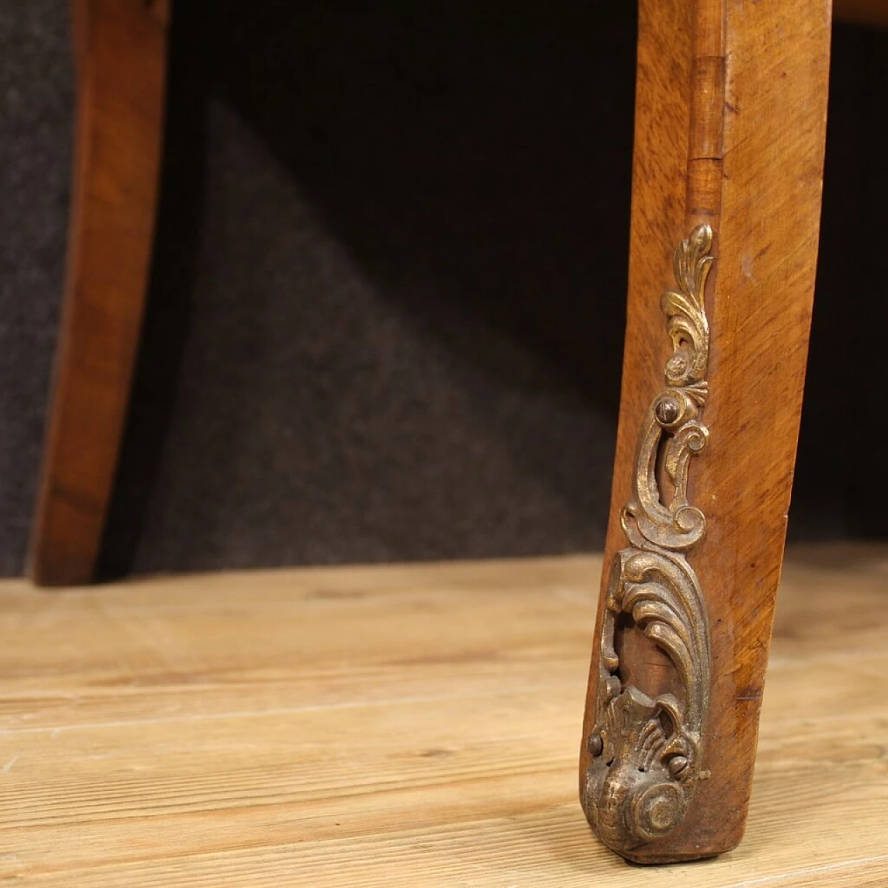 Comò italiano intarsiato in stile Luigi XV 1127882