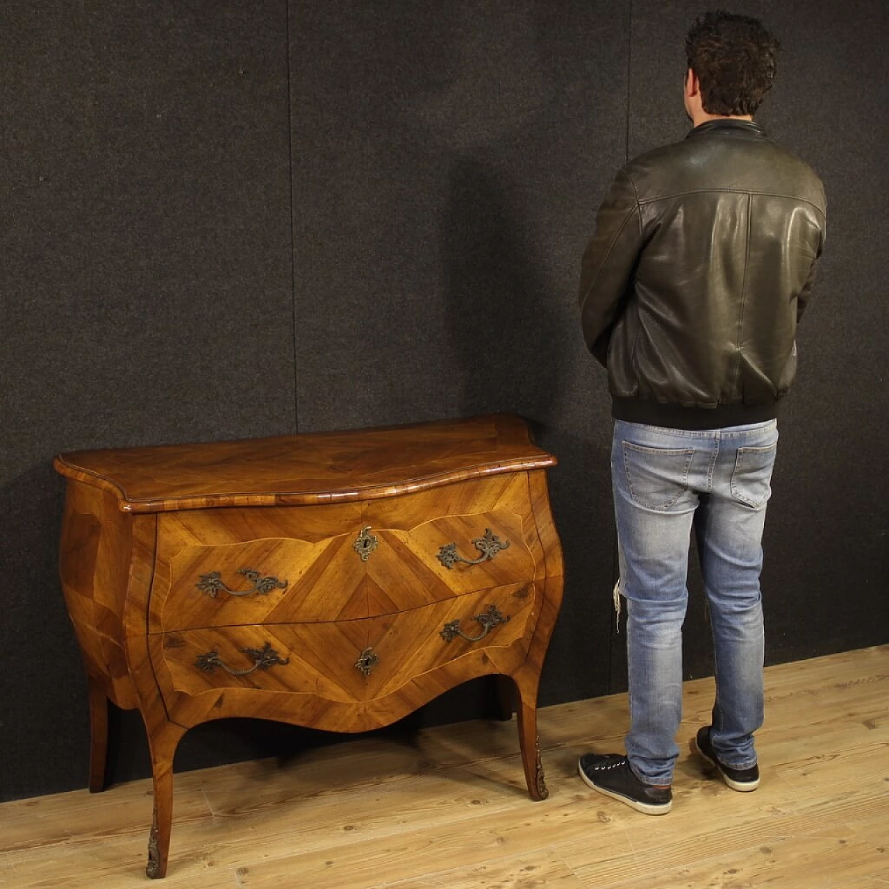 Comò italiano intarsiato in stile Luigi XV 1127888