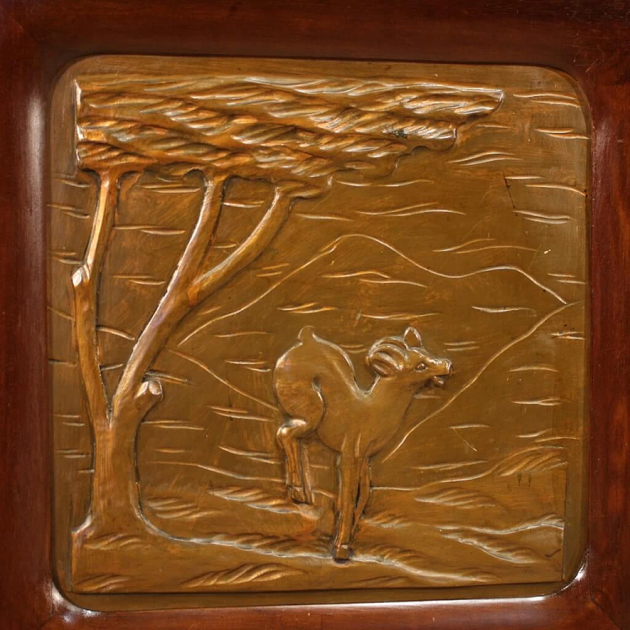 Italian belief in mahogany, walnut, beech and fruit woods 1131178