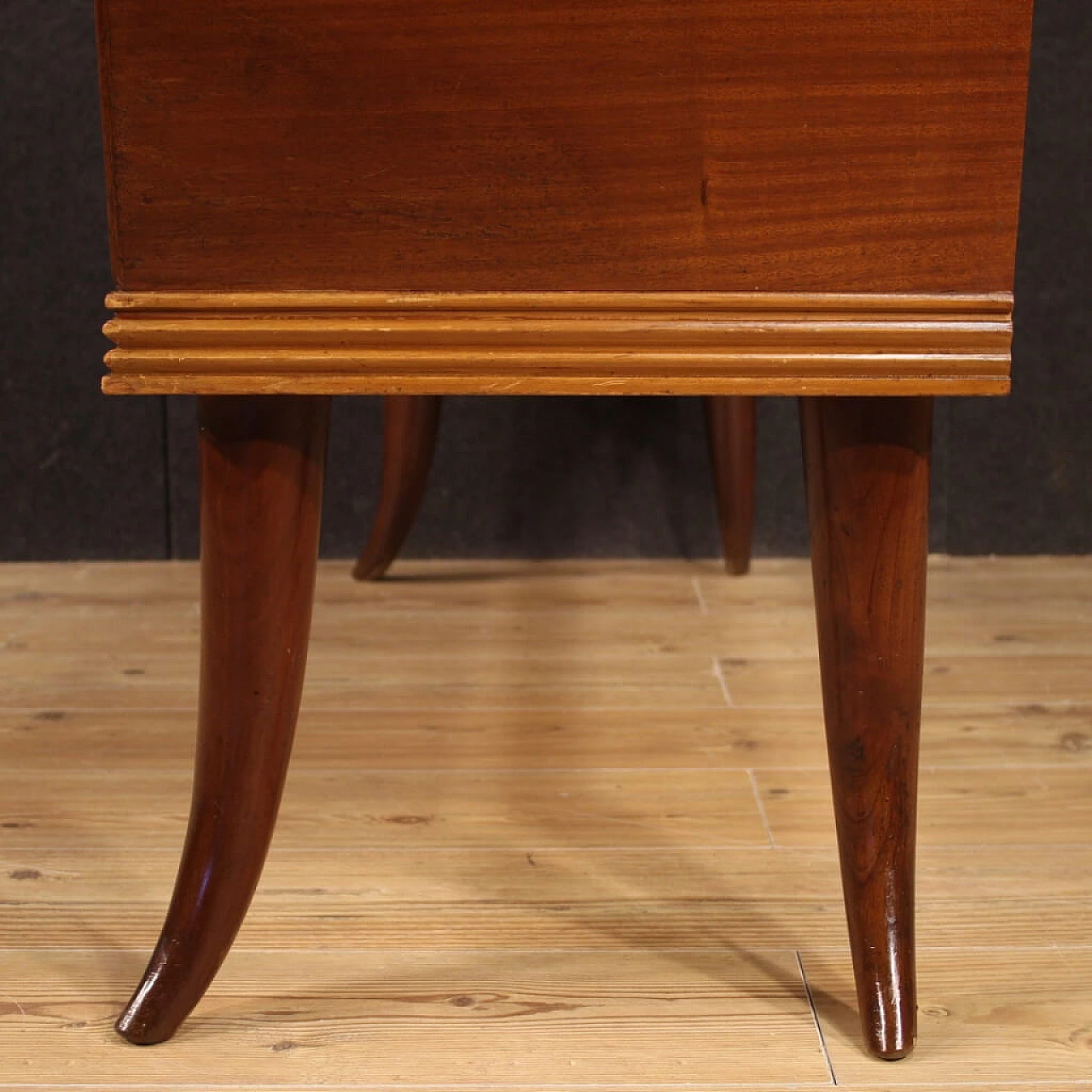 Italian belief in mahogany, walnut, beech and fruit woods 1131186