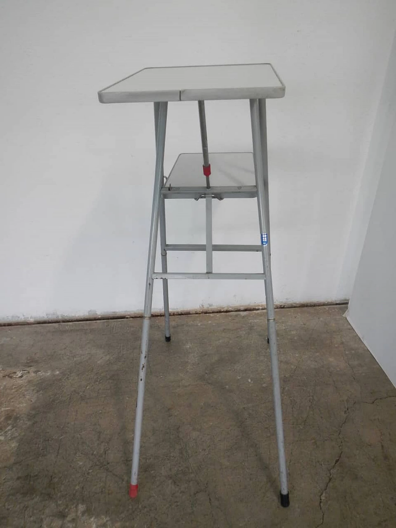 Piedistallo per diapositive o proiettore Megemi, Olanda, anni '70 1133894