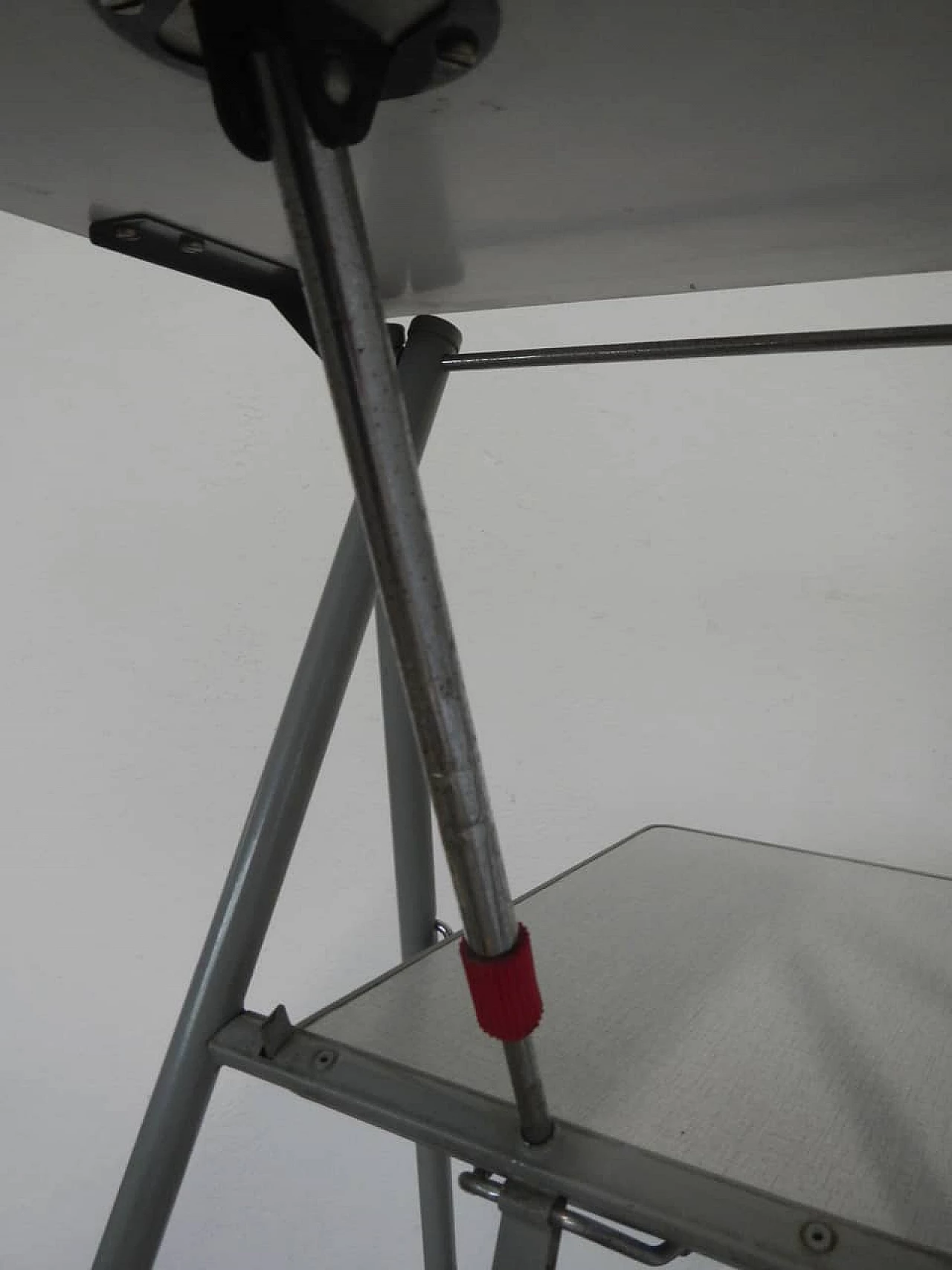 Piedistallo per diapositive o proiettore Megemi, Olanda, anni '70 1133897