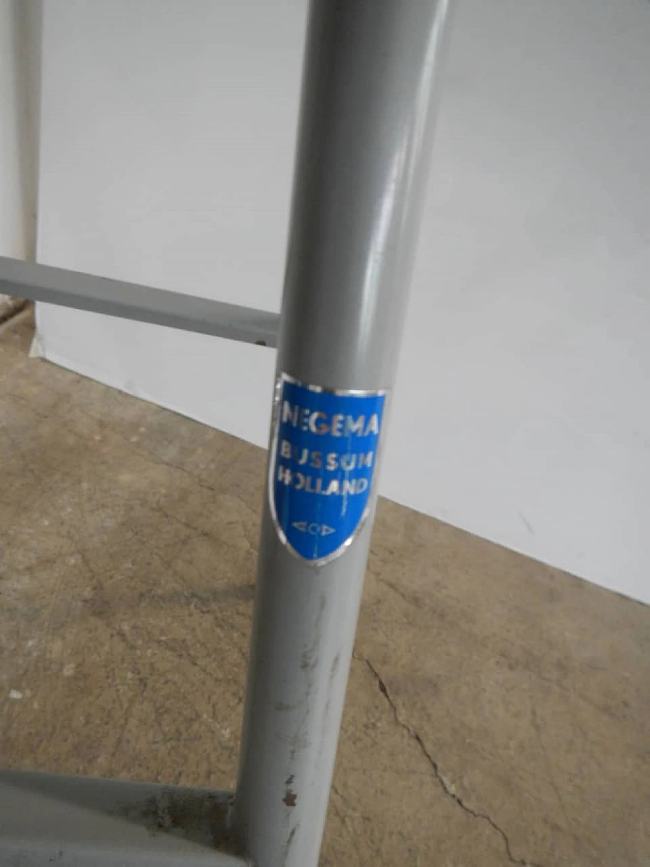 Piedistallo per diapositive o proiettore Megemi, Olanda, anni '70 1133901