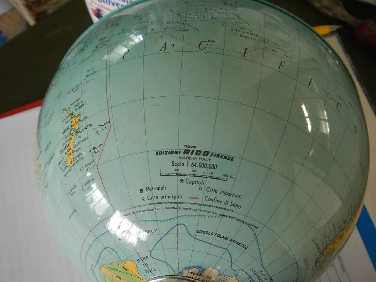 Globe, '70s 1133973