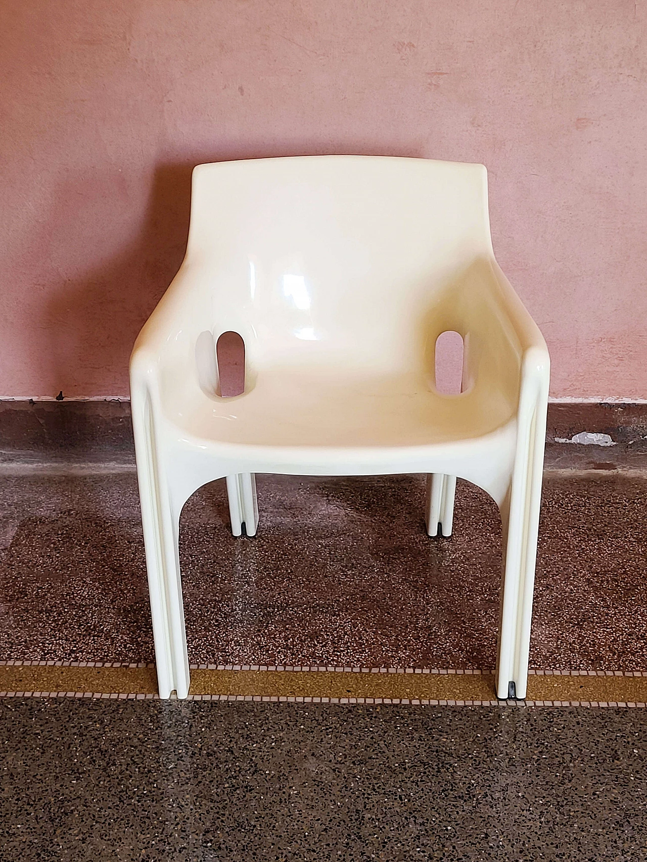 Pair of Gaudi chairs by Vico Magistretti for Artemide, 70's 1137465