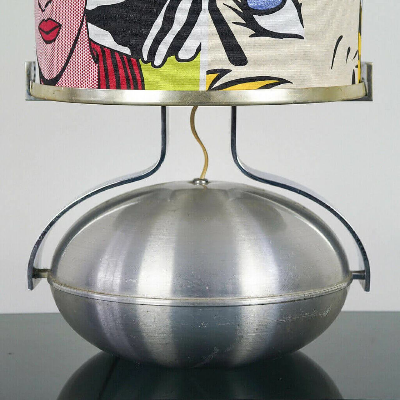 Pop-art table lamp in opaque metal, Italy, 70s 1138504