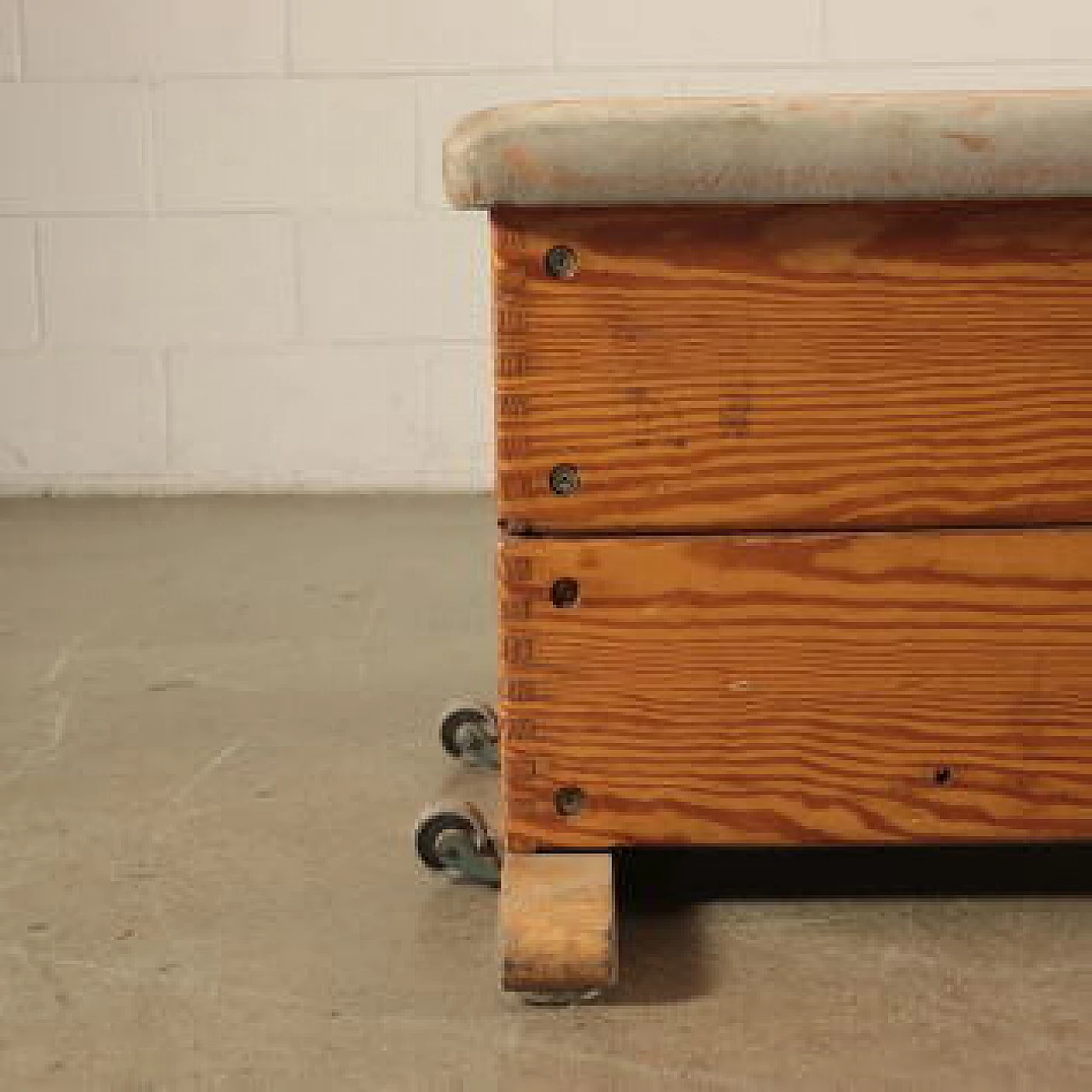 Panca ginnica in legno di pino e pelle, anni '60 1140035