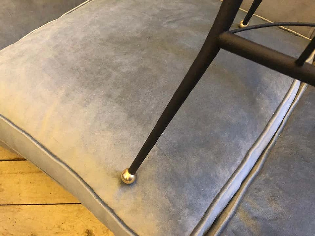 Magazine rack in black metal and brass, 1950s 1140673