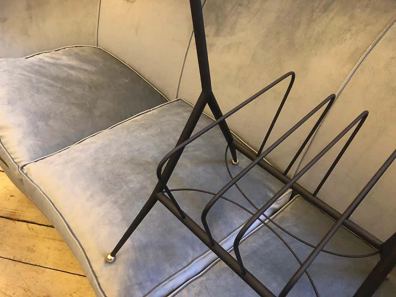 Magazine rack in black metal and brass, 1950s 1140674