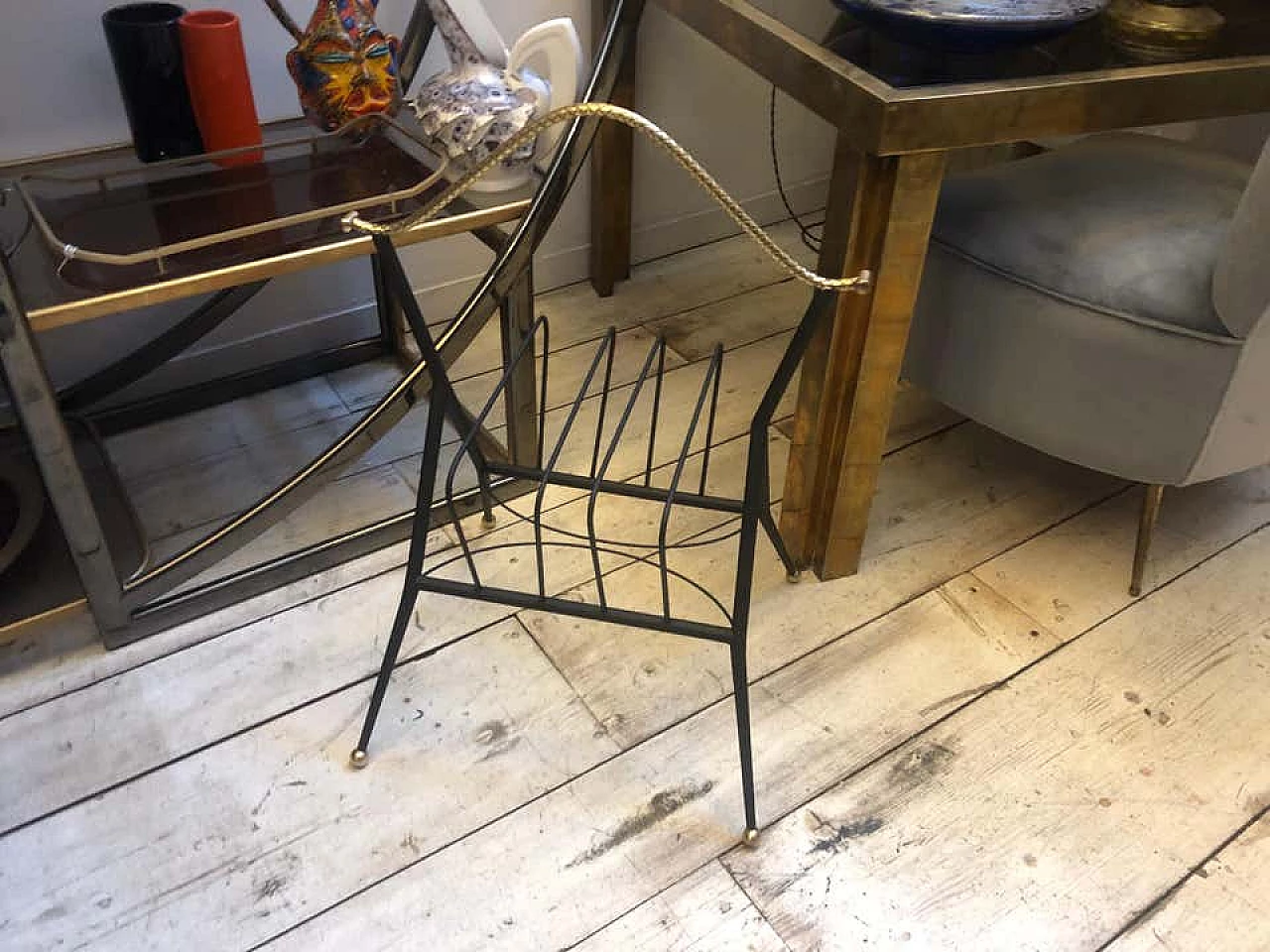 Magazine rack in black metal and brass, 1950s 1140675