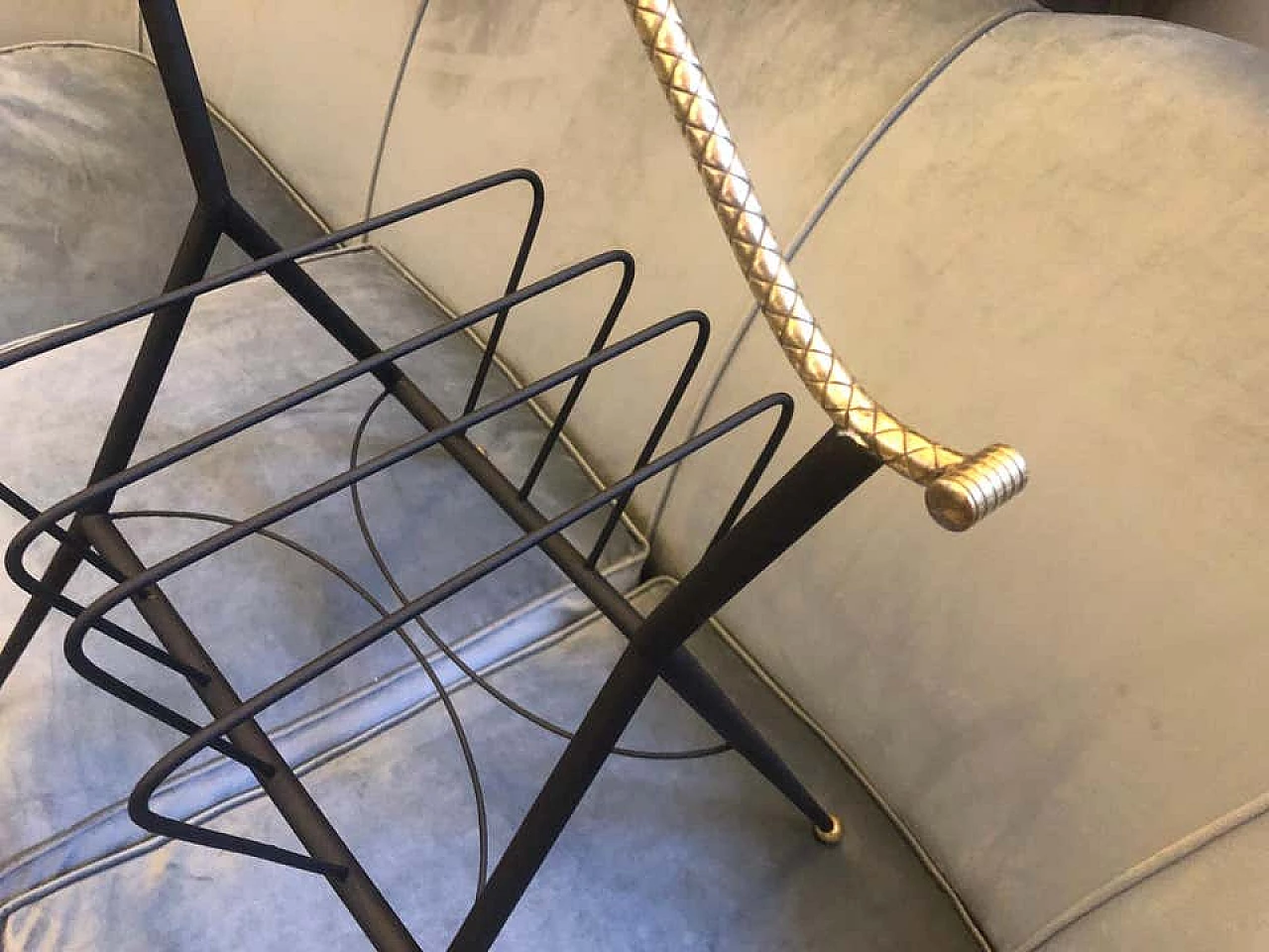 Magazine rack in black metal and brass, 1950s 1140677