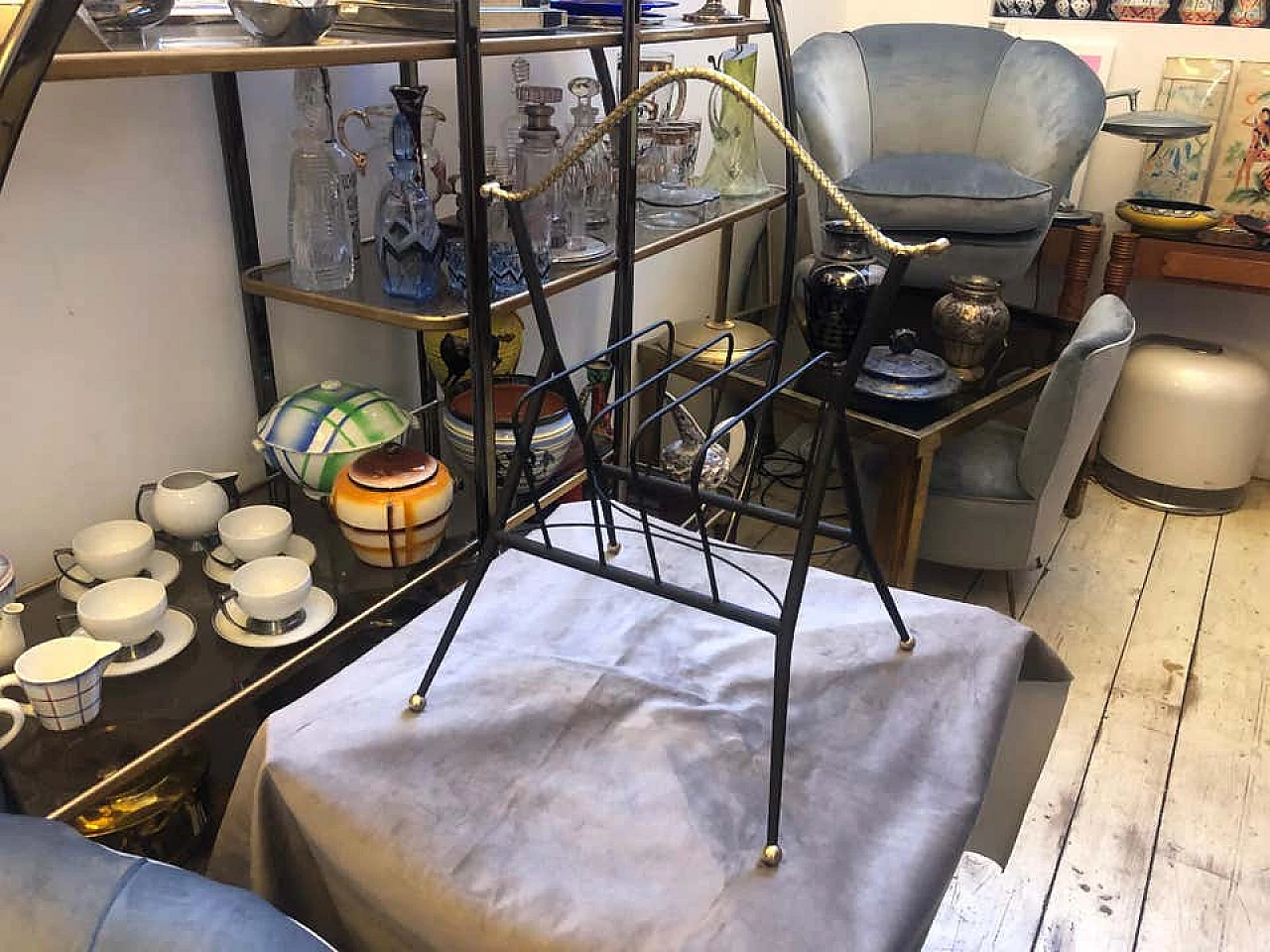 Magazine rack in black metal and brass, 1950s 1140678