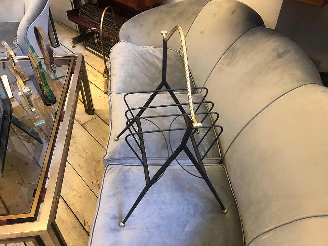 Magazine rack in black metal and brass, 1950s 1140680