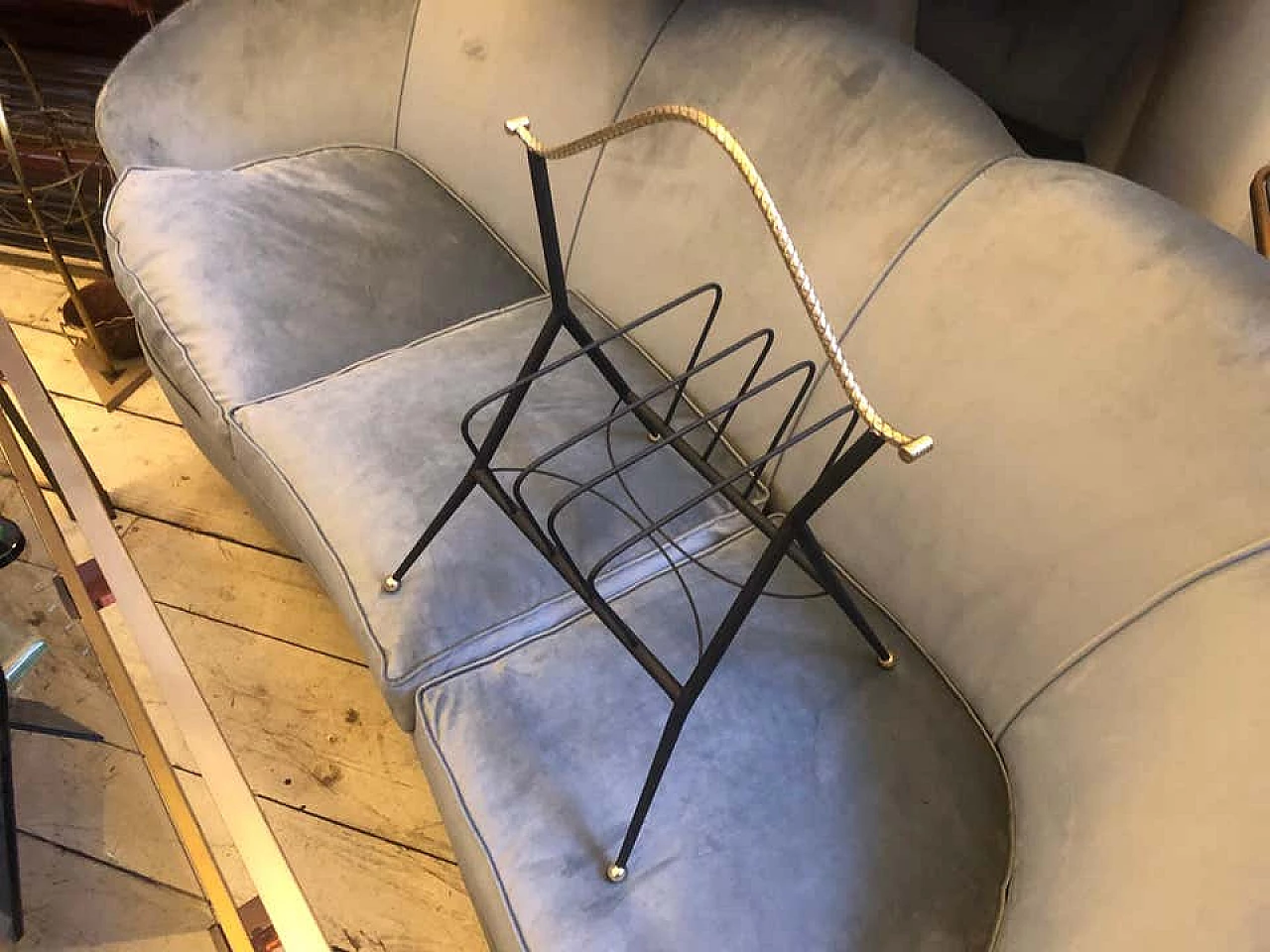 Magazine rack in black metal and brass, 1950s 1140681