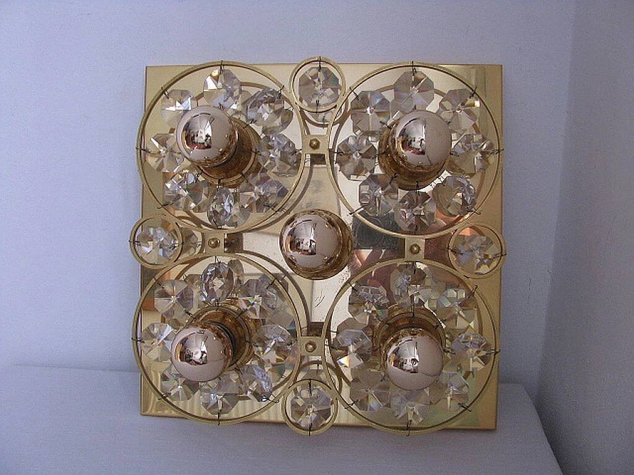 Wall lamp in gold and glass crystals, 1960s 1141442