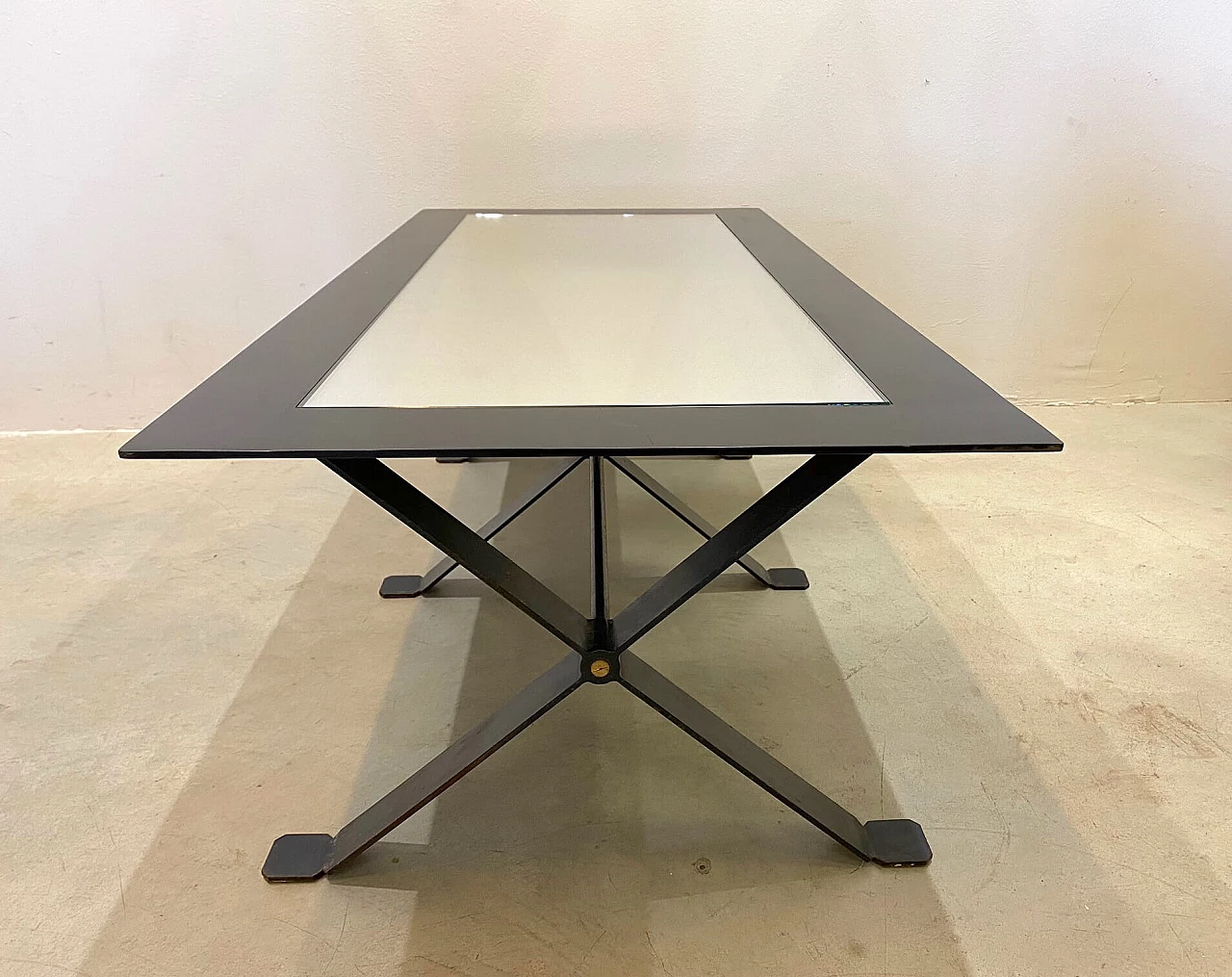 Coffee table in black metal and mirror top, 70s 1142073