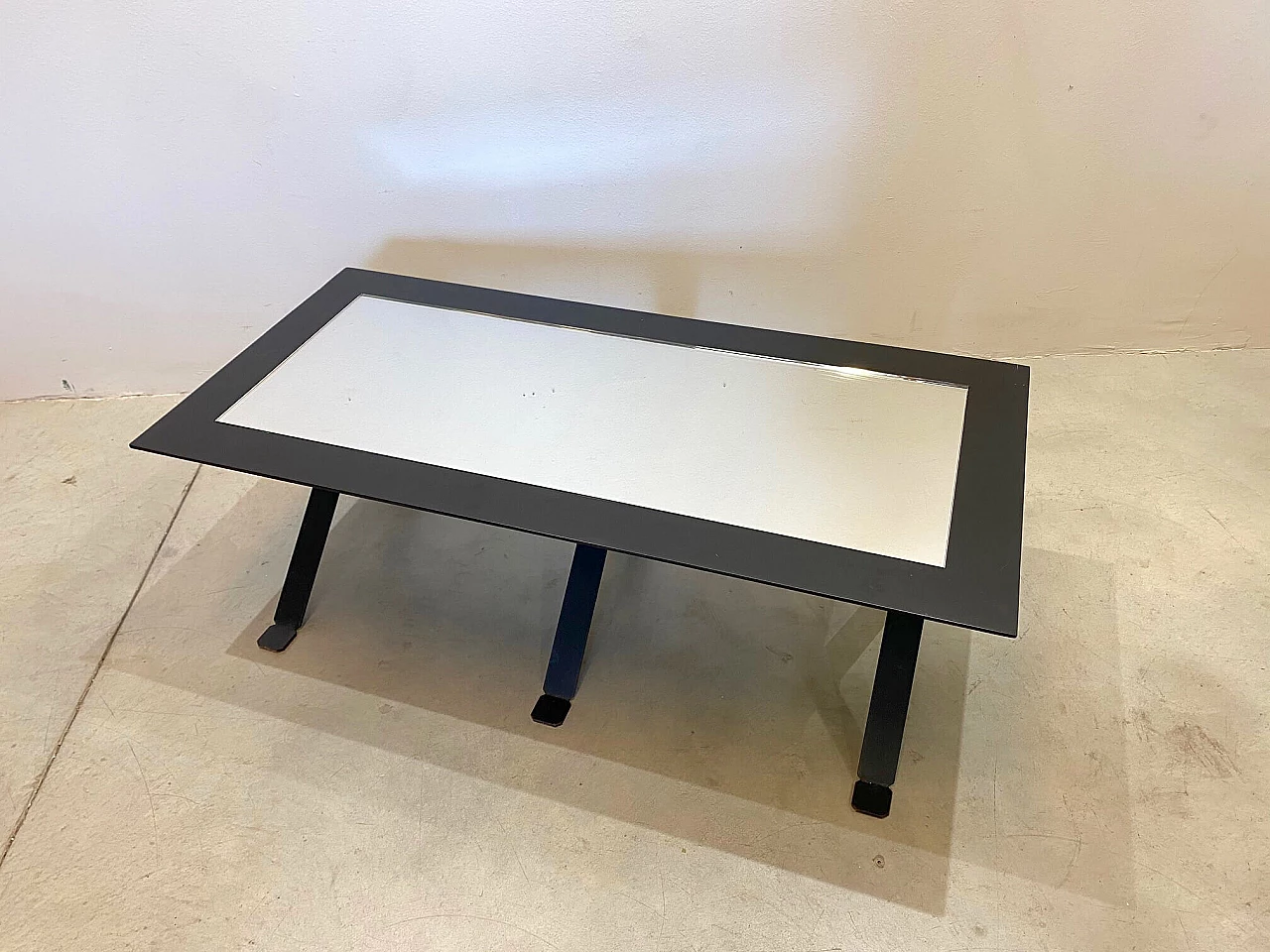 Coffee table in black metal and mirror top, 70s 1142075