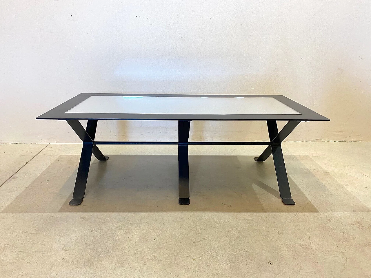 Coffee table in black metal and mirror top, 70s 1142076