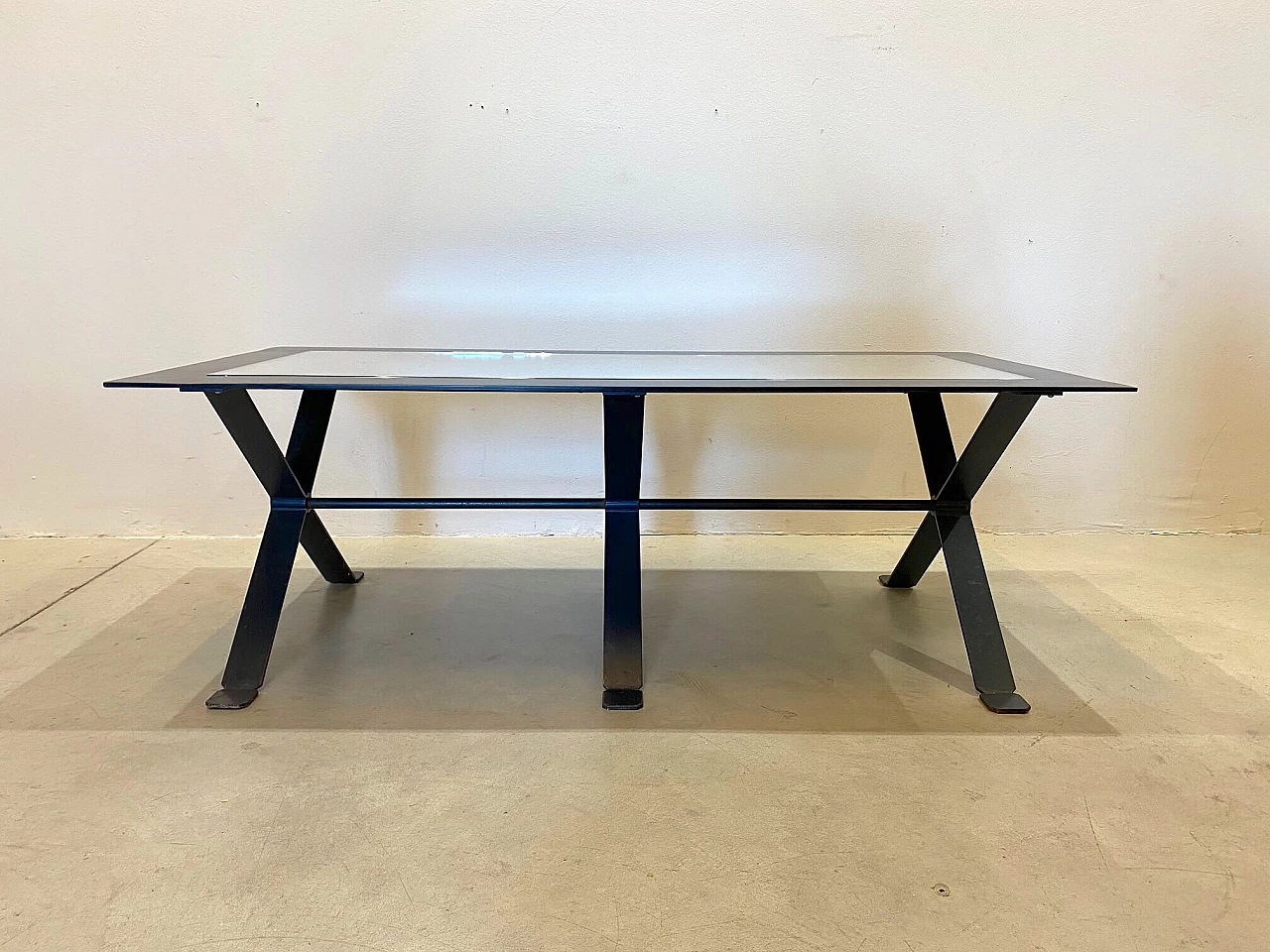 Coffee table in black metal and mirror top, 70s 1142077