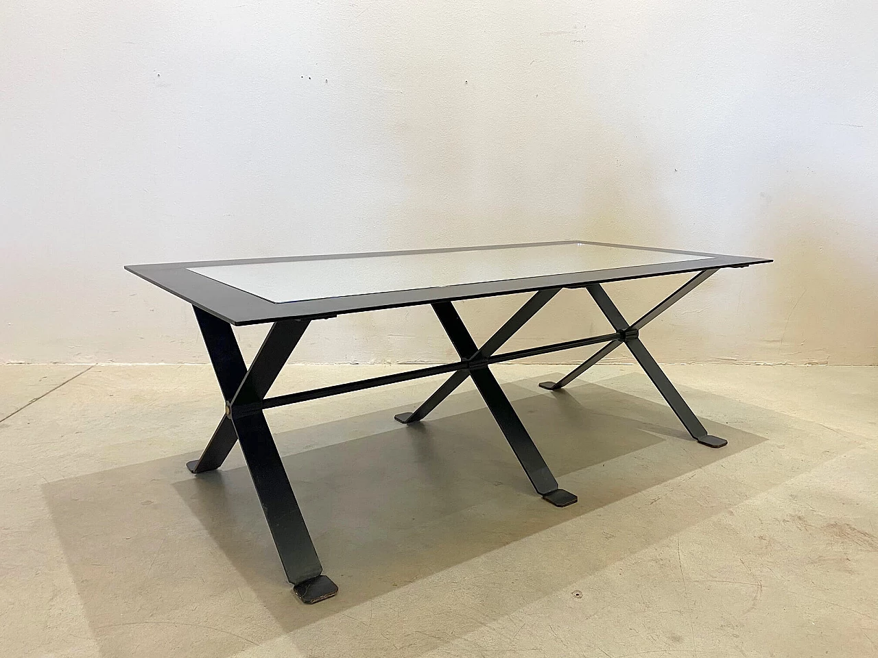 Coffee table in black metal and mirror top, 70s 1142078