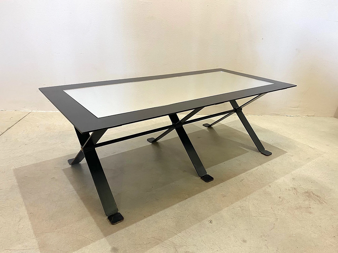 Coffee table in black metal and mirror top, 70s 1142079