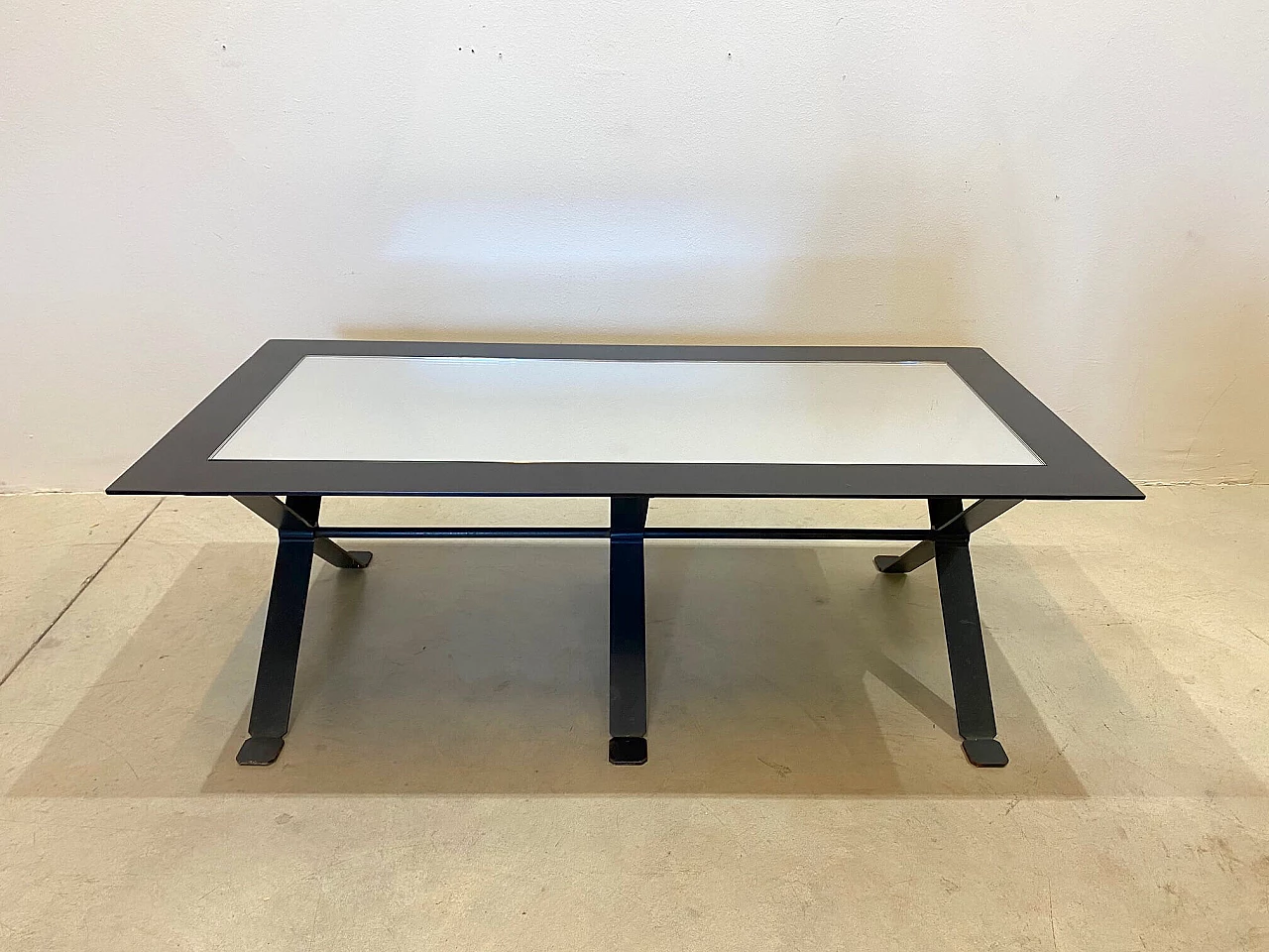 Coffee table in black metal and mirror top, 70s 1142080