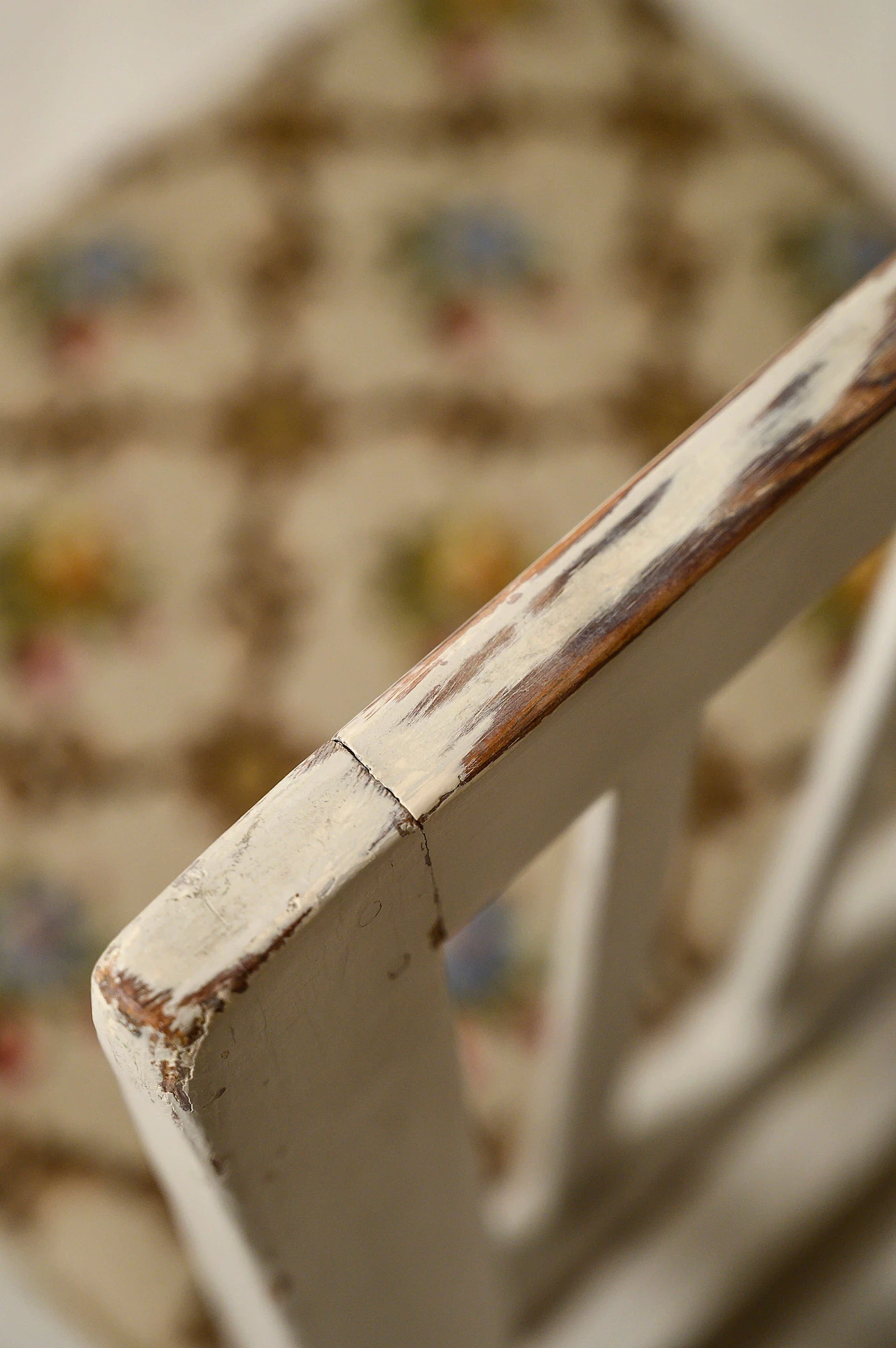 Coppia di sedie antiche bianche con ricamo a mano, primi '900 1143576