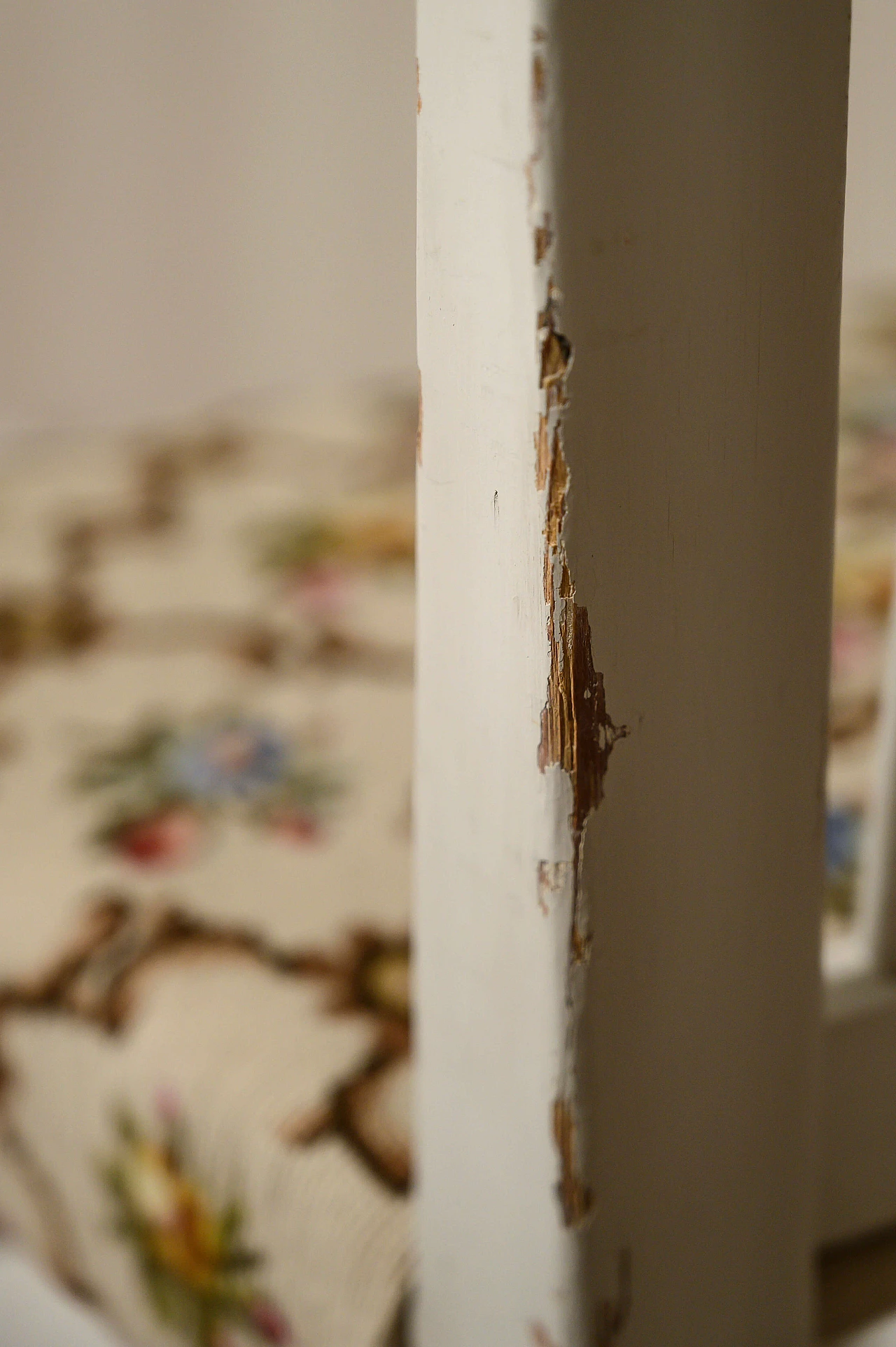 Coppia di sedie antiche bianche con ricamo a mano, primi '900 1143582