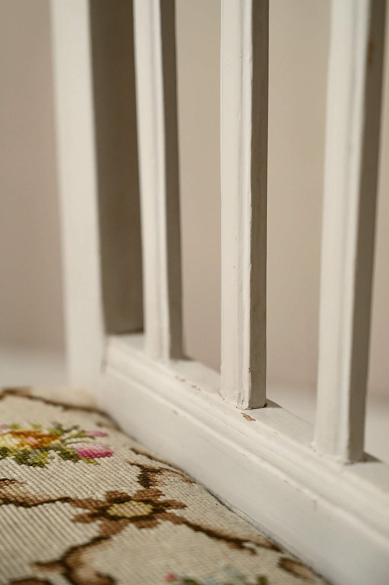 Coppia di sedie antiche bianche con ricamo a mano, primi '900 1143584